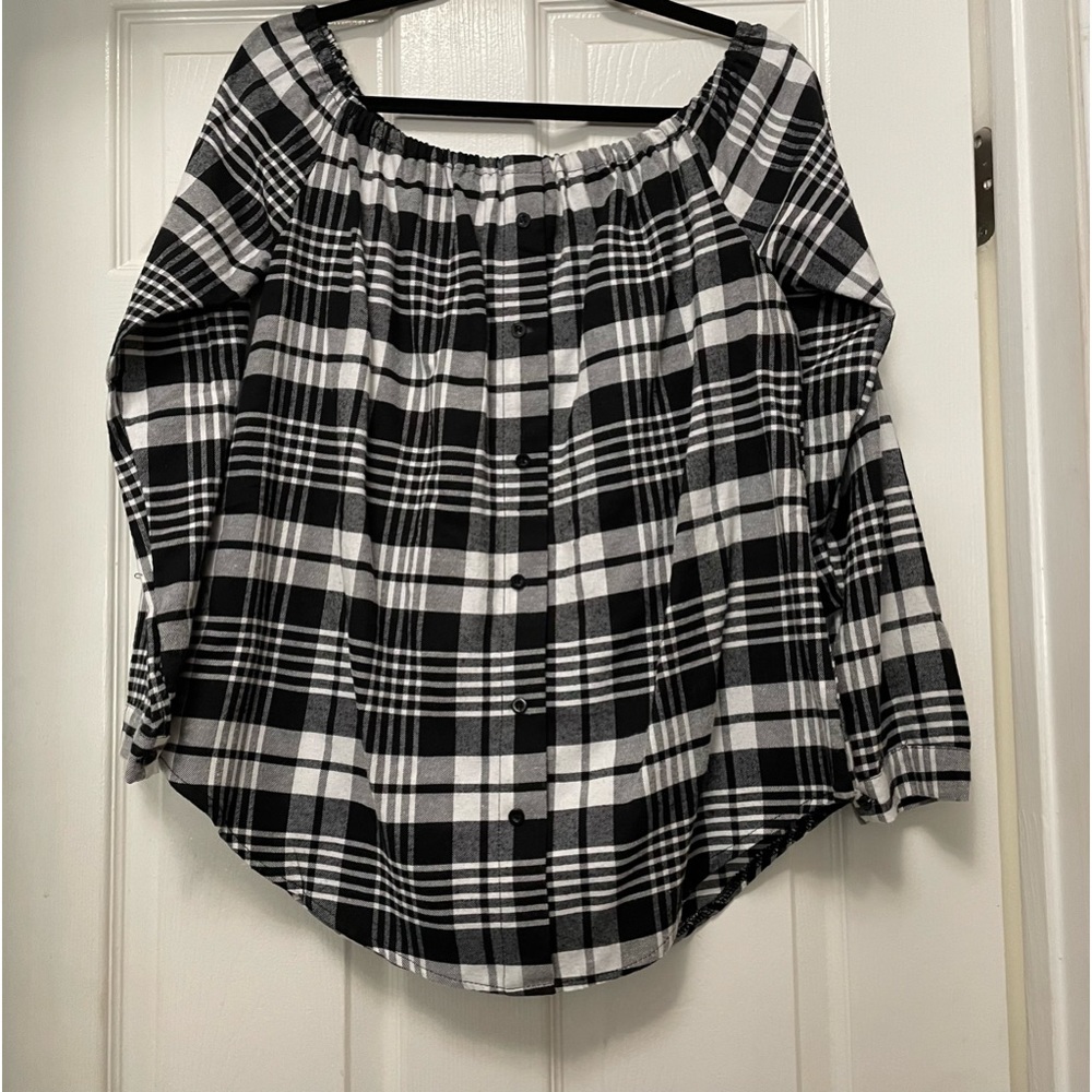 Black/white plaid Long sleeve blouse w elastic neckline size Large